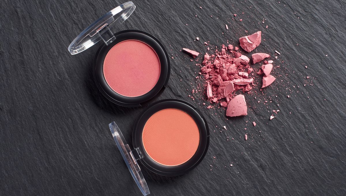 El rubor debe aplicarse de a poco para no cometer errores. El rubor debe aplicarse de a poco para no cometer errores. 