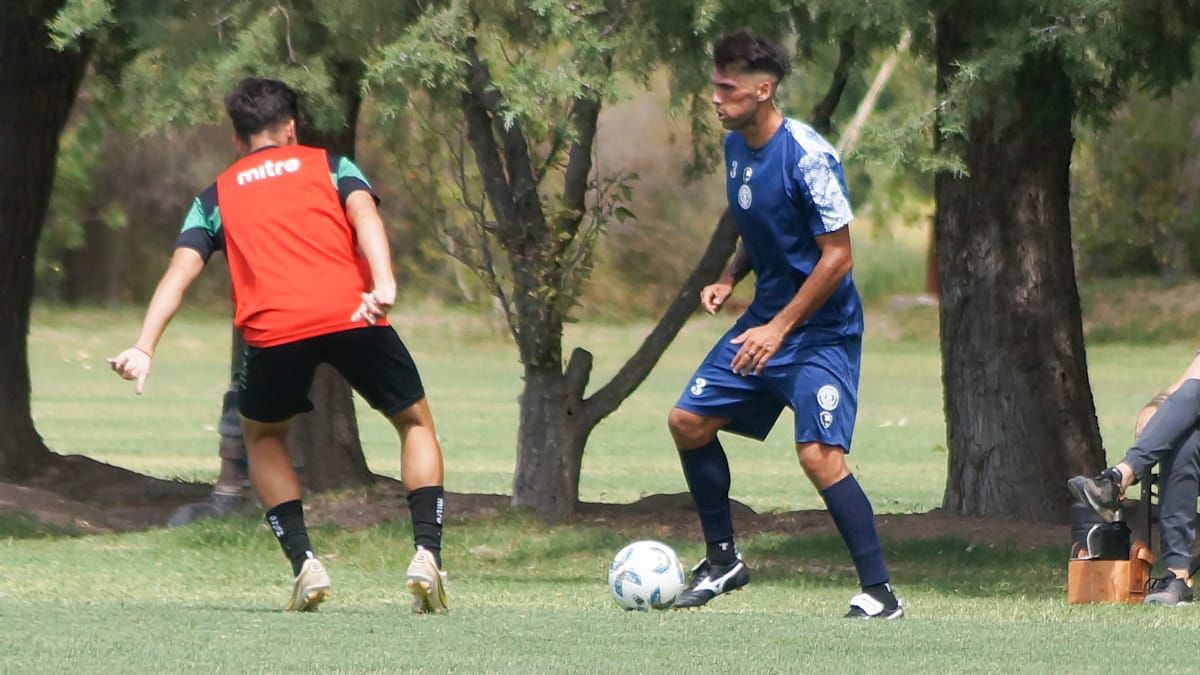 Emanuel Mas fue titular en el segundo partido ante su ex equipo (UNO/Nicolás Ríos) Emanuel Mas fue titular en el segundo partido ante su ex equipo (UNO/Nicolás Ríos)