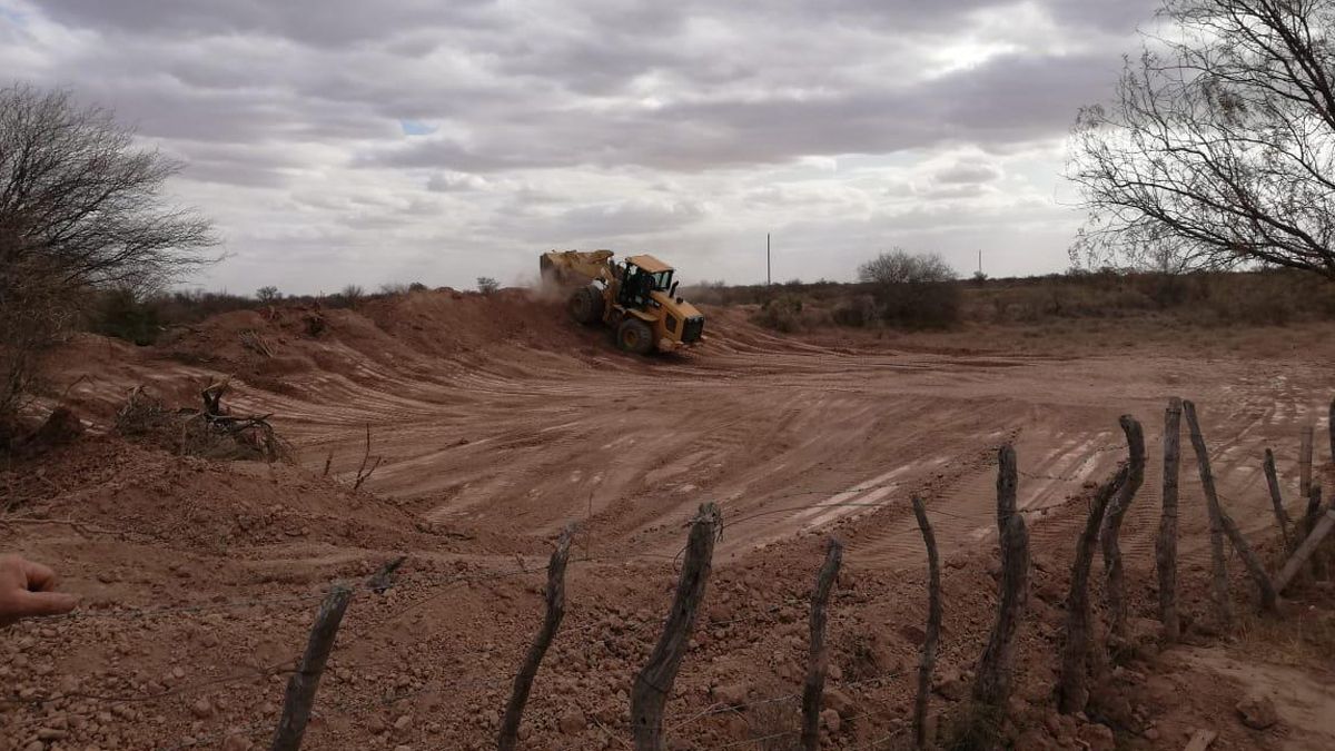 En la zona Norte del departamento mendocino de La Paz, la comuna colaboró con los productores ganaderos y puesteros limpiando y mejorando las represas para contener agua de lluvia