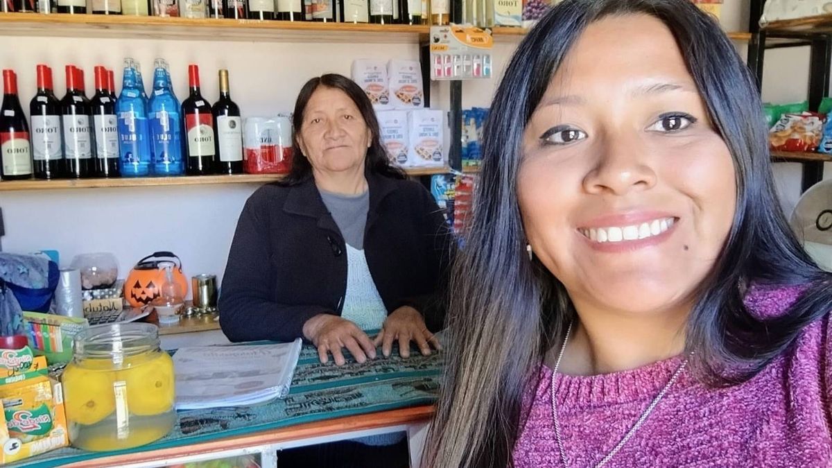 Lidia les enseña a sus padres. Lidia les enseña a sus padres.