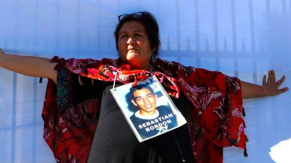 Hace 25 años que Muriam Medina lleva la foto de su hijo en su pecho.