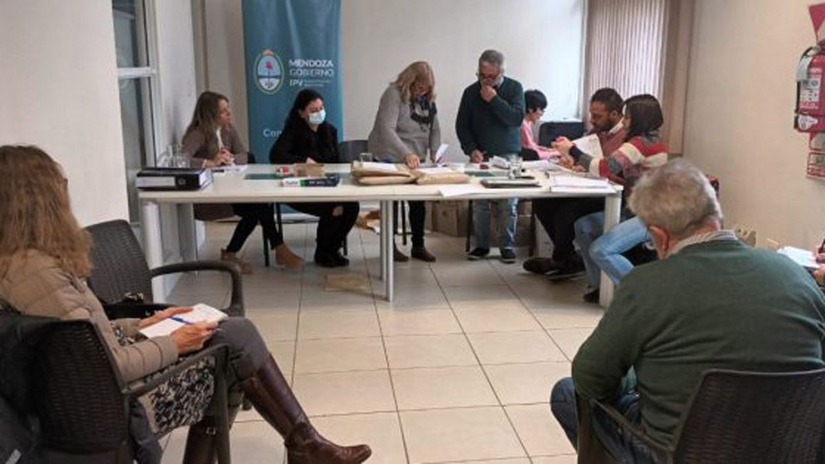 La apertura de sobre en el Instituto Provincial de la Vivienda (IPV).