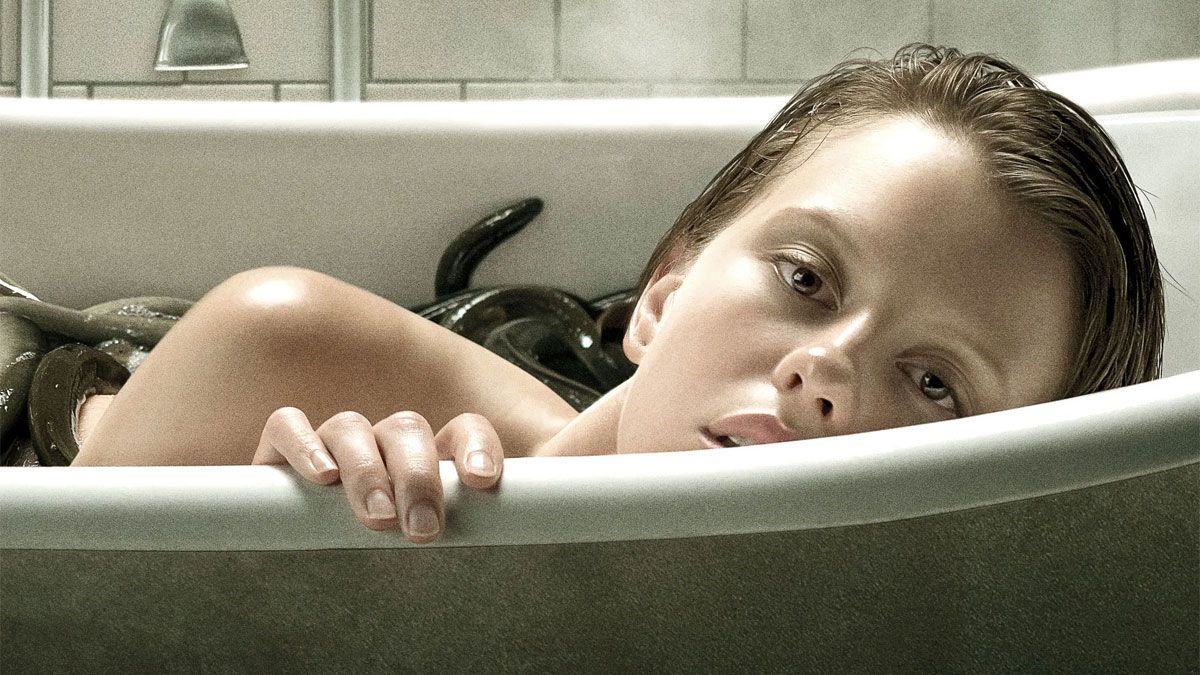 La actriz Mia Goth la rompe interpretando a Hannah von Reichmerl en la película de Netflix. La actriz Mia Goth la rompe interpretando a Hannah von Reichmerl en la película de Netflix.