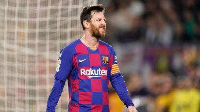 Messi se queda al menos un año más en el Barcelona y es duramente criticado.