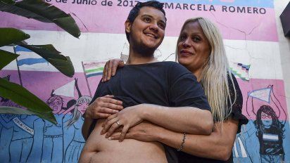 Un varón trans quedó embarazado de su pareja, una mujer trans