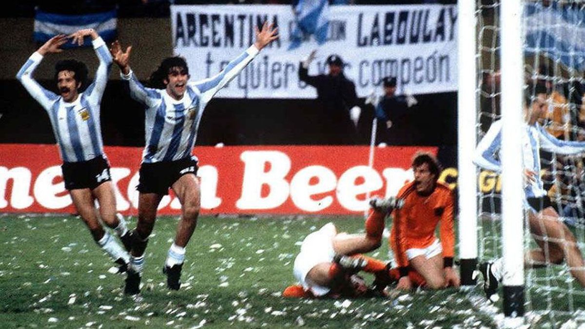 Campeones del mundo con el clásico short negro y medias blancas