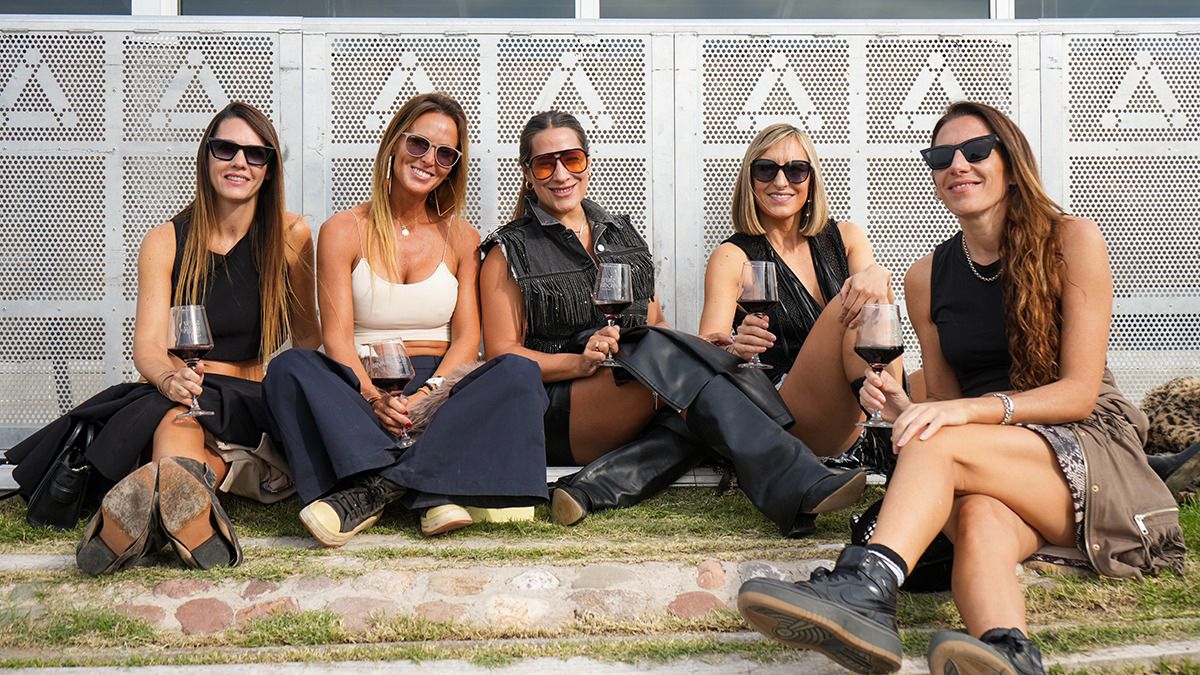 Lorena Medina, Agustina Tomasini, Mariana Thuns, Florencia Camean y Alicia Rodríguez. Las 5 amigas viajaron desde Buenos Aires para no perderse el Wine Rock. Es la segunda vez que vienen y se declararon fanáticas del evento. Lorena Medina, Agustina Tomasini, Mariana Thuns, Florencia Camean y Alicia Rodríguez. Las 5 amigas viajaron desde Buenos Aires para no perderse el Wine Rock. Es la segunda vez que vienen y se declararon fanáticas del evento.
