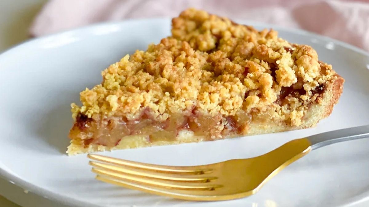 Torta de manzanas sin amasar: la receta con crumble, un relleno cremoso y lista en 30 minutos