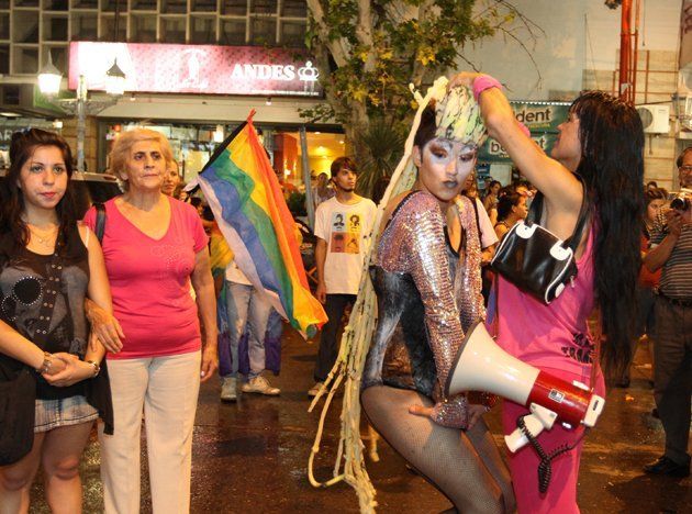La marcha por el orgullo gay terminó en paz y el detenido por agresiones a un fotógrafo fue liberado