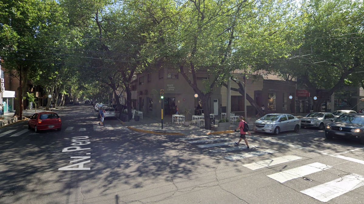 Delincuentes destrozaron el vidrio de un café de calles Colón y Perú, de Capital, para robar una tablet. Delincuentes destrozaron el vidrio de un café de calles Colón y Perú, de Capital, para robar una tablet.