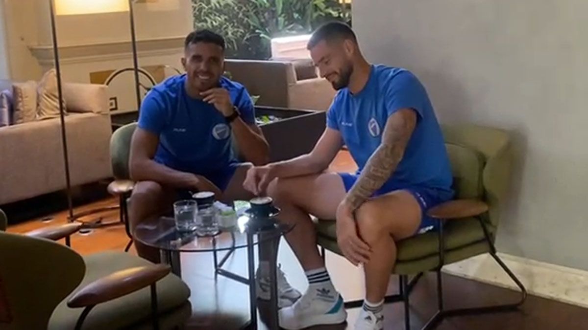 El plantel del Tomba espera el cruice con Colo Colo en Santiago de Chile.