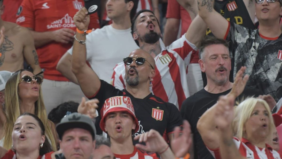Verón celebró desde la tribuna la clasificación de Estudiantes a la Copa Libertadores.