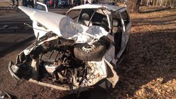 El automóvil Fiat Uno en que se trasladaban una pareja y un menor quedó con el frente totalmente destruido, en el accidente ocurrido este domingo en Ugarteche