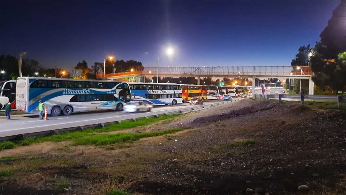 El reclamo de choferes turísticos lleva varios días en el Acceso Este