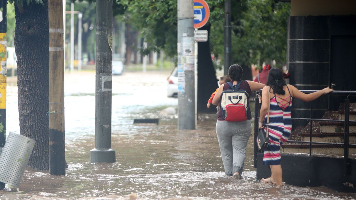 Además del anegamiento de calles y caída de árboles, en Las Heras y Capital reportaron la caída de techos y postes, con familias que debieron recibir ayuda oficial. Pero la tormenta se extendió a todo el Gran Mendoza.