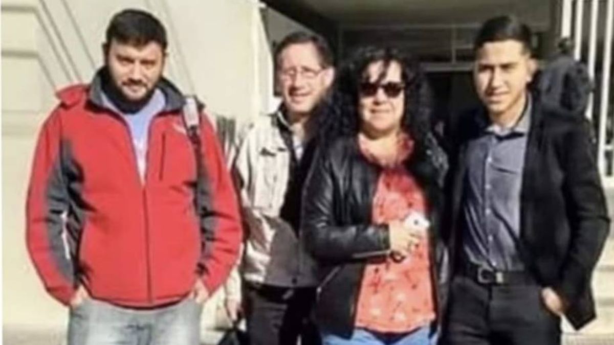 Alexis Palacios, a la derecha, junto a Miriam y Jorge, los mendocinos que perdieron a su hijo y donaron sus &oacute;rganos. A la izquierda, Javier, su pap&aacute;.