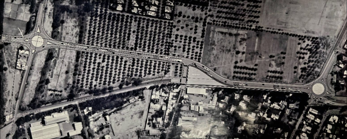 Vista aérea de la zona de Guaymallén donde se levanta el desarrollo inmobiliario de Florentino Paco. Se destacan la futura prolongación de calle Alsina y dos rotondas: a la izquierda, la ya existente en Acceso Sur y Alsina y a la derecha, la proyectada por Guaymallén en Estrada y Elpidio González.