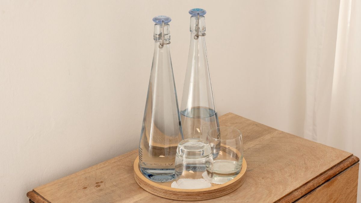 Limpia en profundidad las botellas o jarras de vidrio percudidas con este excelente truco casero de limpieza. Limpia en profundidad las botellas o jarras de vidrio percudidas con este excelente truco casero de limpieza.