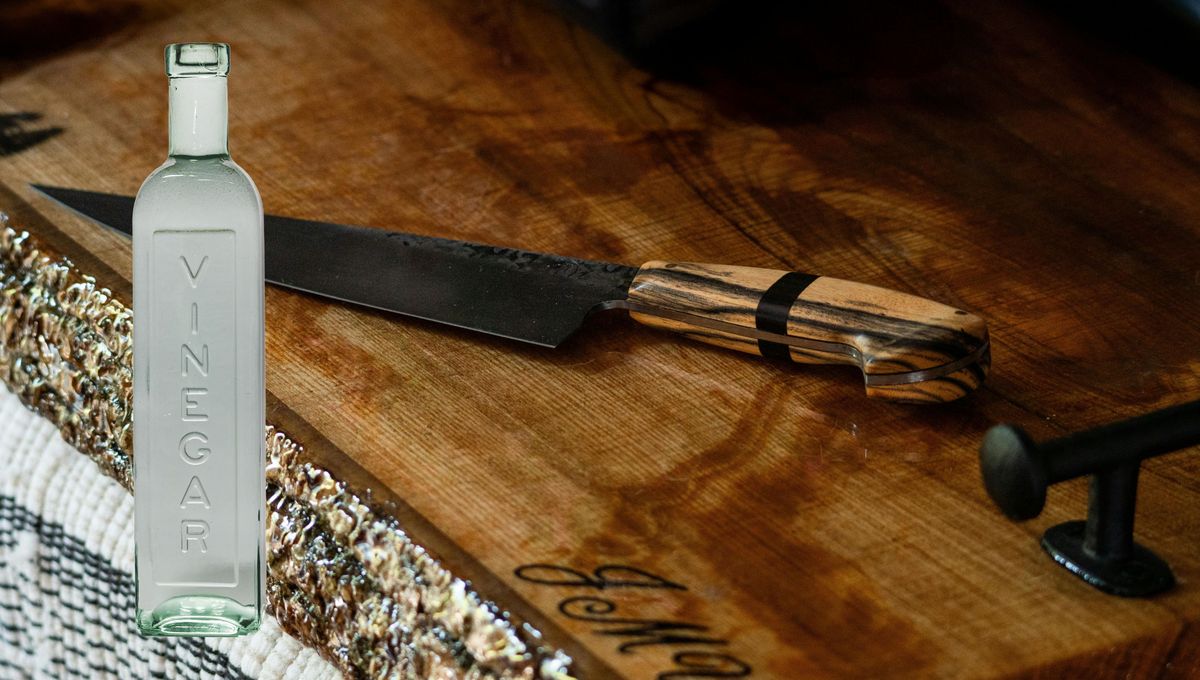 Tena mano siempre una solución de vinagre y agua para limpiar diferentes partes de la cocina. Tena mano siempre una solución de vinagre y agua para limpiar diferentes partes de la cocina. 