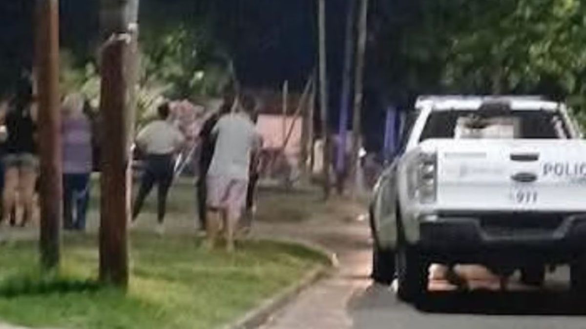 Un enfrentamiento entre un grupo de motocilistas y vecinos provocó la muerte de una jubilada por un balazo en la espalda. Un enfrentamiento entre un grupo de motocilistas y vecinos provocó la muerte de una jubilada por un balazo en la espalda.