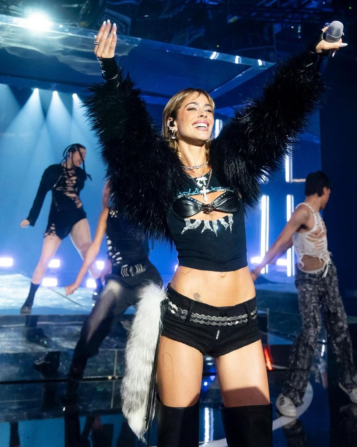 Tini Stoessel confirma que es la reina de los shorts en clave culotte al ras y marca tendencia XS. Tini Stoessel confirma que es la reina de los shorts en clave culotte al ras y marca tendencia XS.