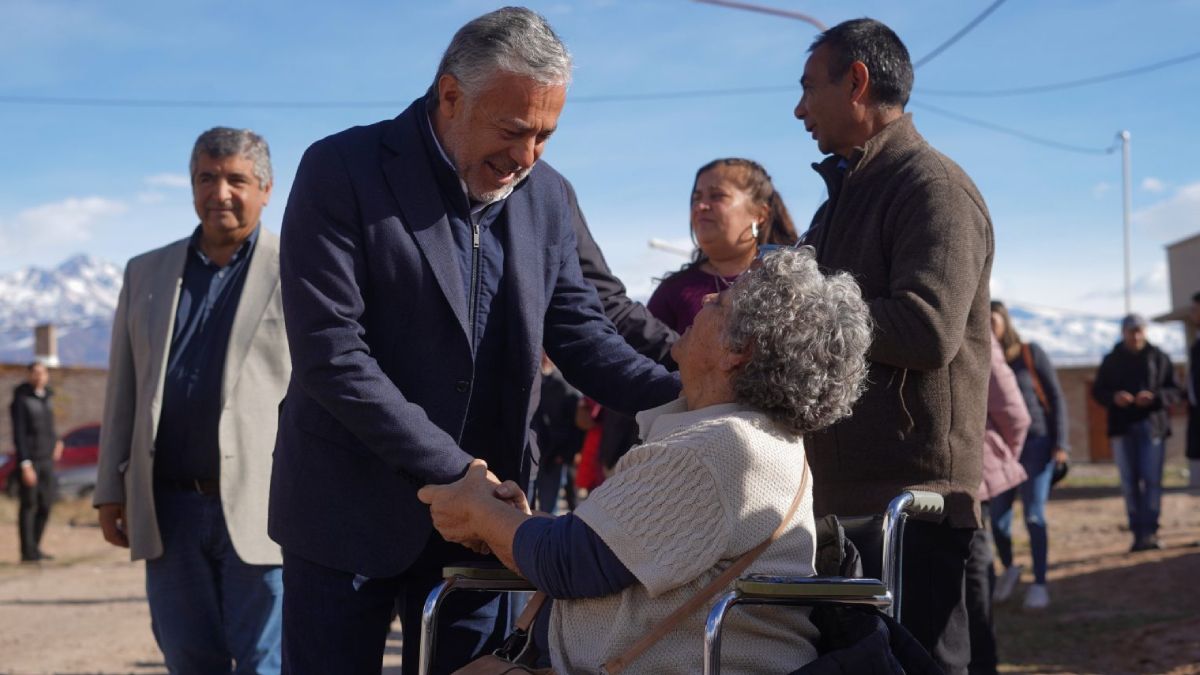 El gobernador Alfredo Cornejo participó junto a otros funcionaros en la entrega de 20 casas en San Carlos. El gobernador Alfredo Cornejo participó junto a otros funcionaros en la entrega de 20 casas en San Carlos.
