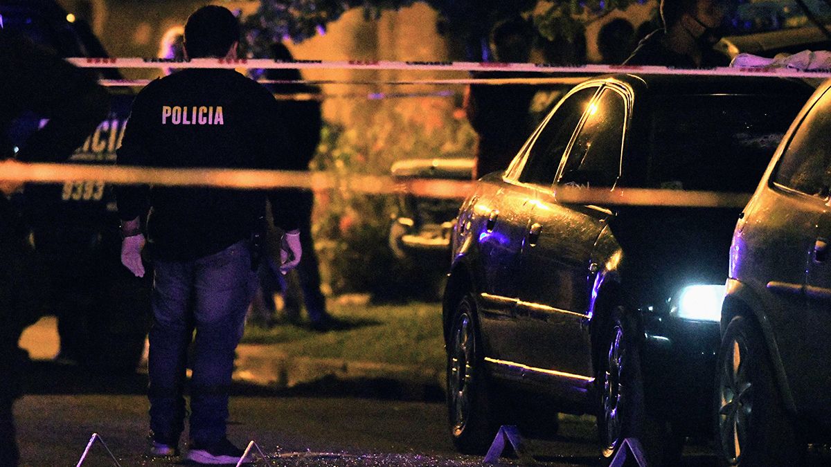 El automóvil Audi en el que se encontraban las víctimas frente a su casa, en Rosario, presentaba al menos 30 impactos de bala. El hombre asesinado tenía antecedentes por causas de droga