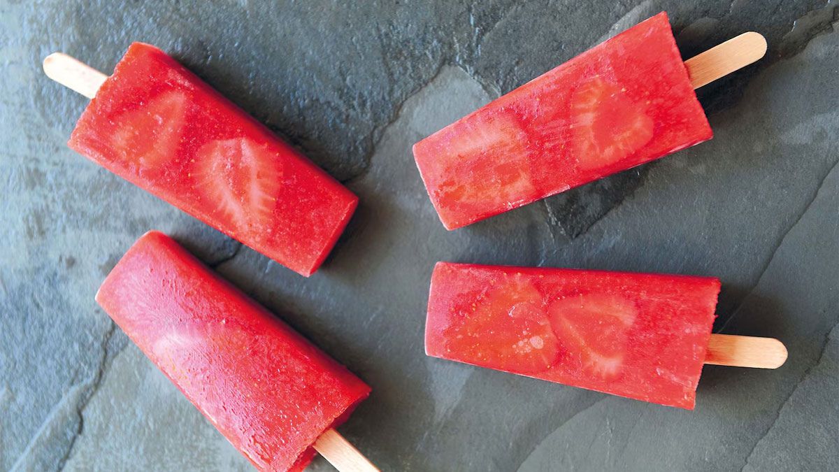 Nada más rico que saborear unos ricos palitos de frutilla al agua, hechos con una receta de pasos muy fáciles de realizar.