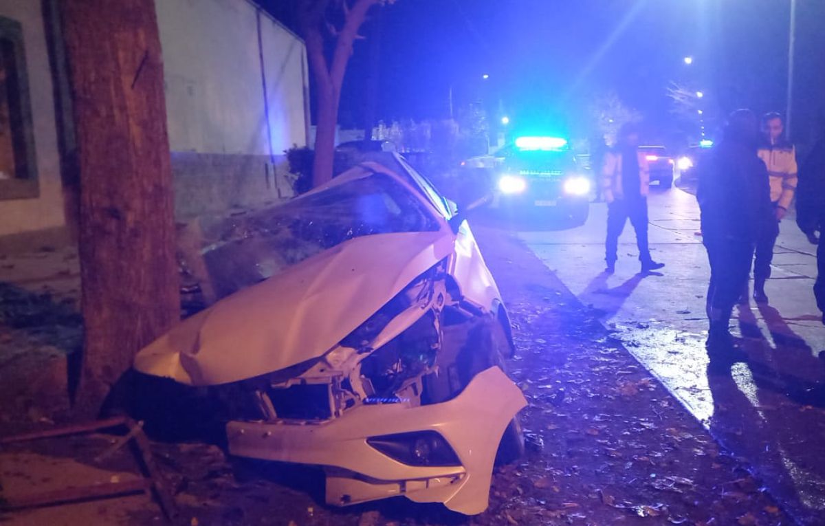 El auto quedó incrustado en un árbol y el conductor quedó atrapado. El hecho ocurrió en Maipú.