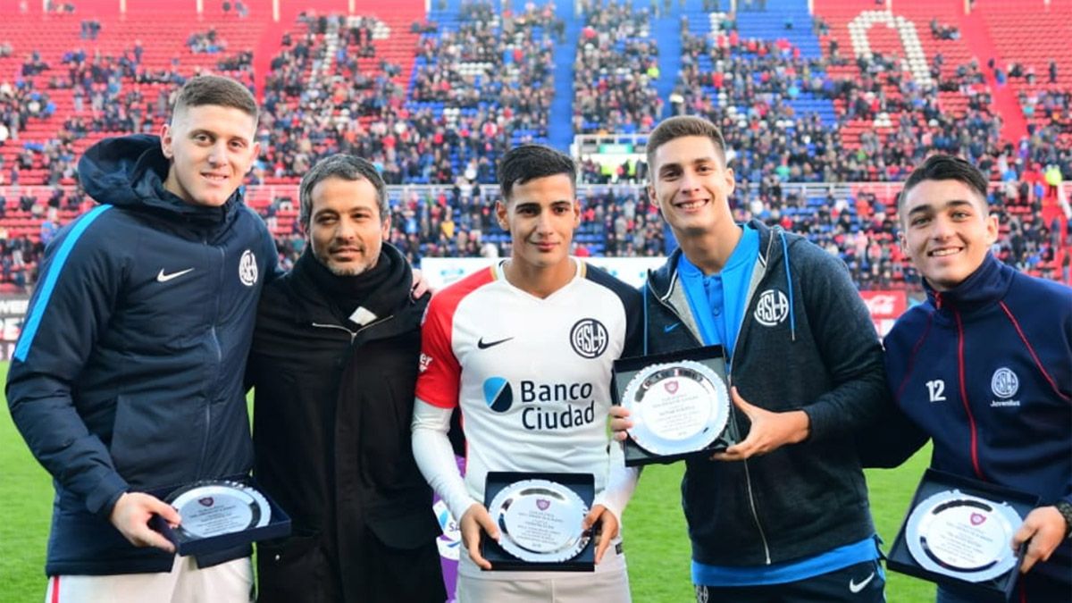 Carlos Lammens, distinguiendo a jugadores sub 20 de San Lorenzo.