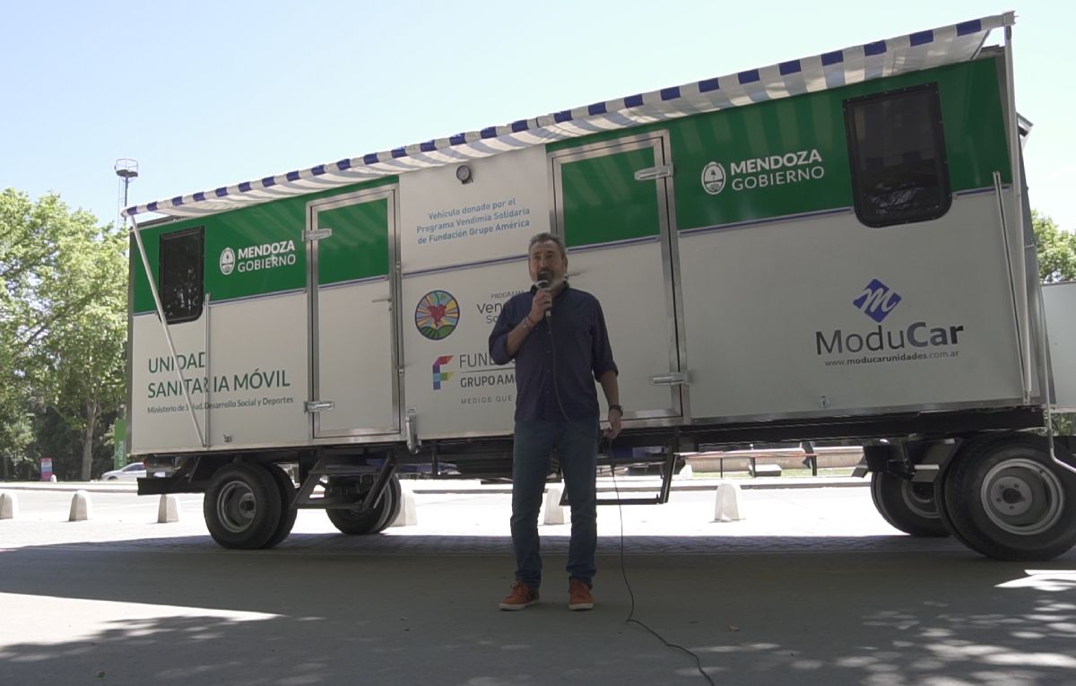 El presidente de Fundación Grupo América, Daniel Vila, encabezó la entrega de la donación de una unidad sanitaria móvil para las comunidades más alejadas del Sur de Mendoza y una vez más se comprometió a seguir trabajando junto al Ministerio de Salud para mejorar la calidad de vida de los mendocinos. El presidente de Fundación Grupo América, Daniel Vila, encabezó la entrega de la donación de una unidad sanitaria móvil para las comunidades más alejadas del Sur de Mendoza y una vez más se comprometió a seguir trabajando junto al Ministerio de Salud para mejorar la calidad de vida de los mendocinos.