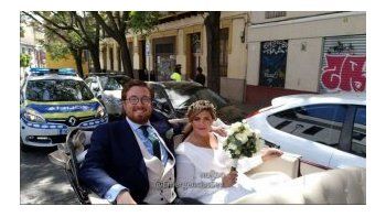 Alquilaron un coche antiguo para su boda, pero estaba flojito de papeles