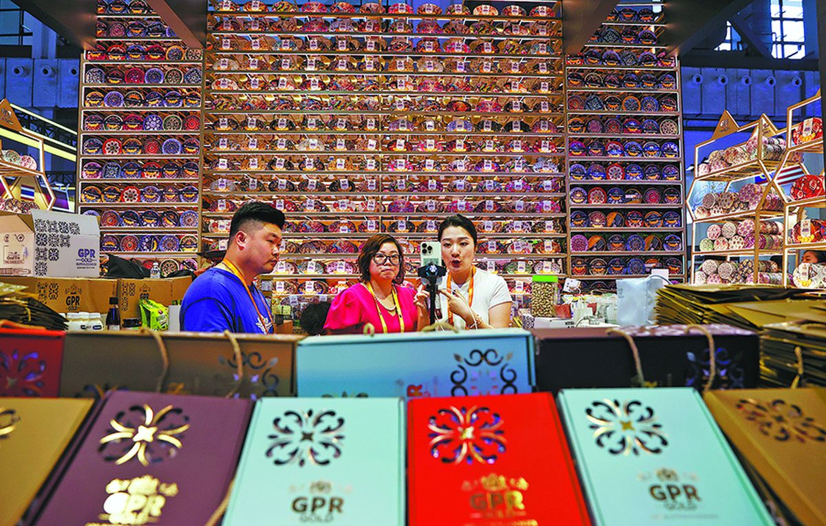 Expositores promocionan productos de Malasia mediante una transmisión en vivo. GAO JING / XINHUA. Expositores promocionan productos de Malasia mediante una transmisión en vivo. GAO JING / XINHUA.