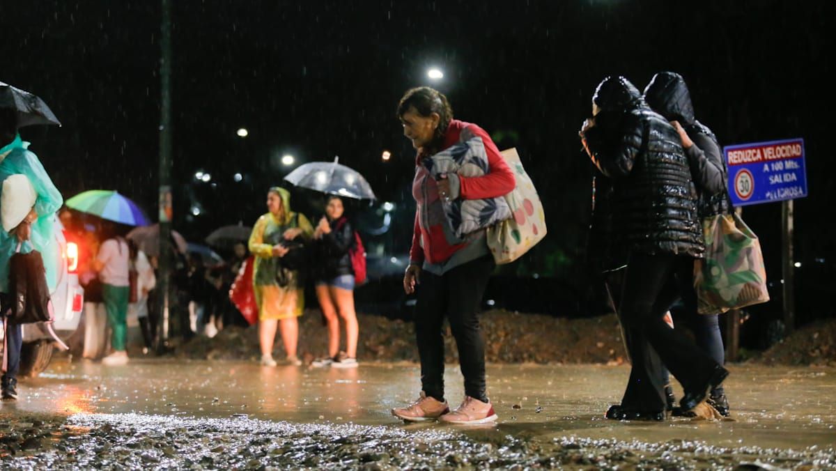 Algunas fanáticas -sobre todo de Abel Pintos-  comenzaron a retirarse del teatro griego Frank Romero Day.