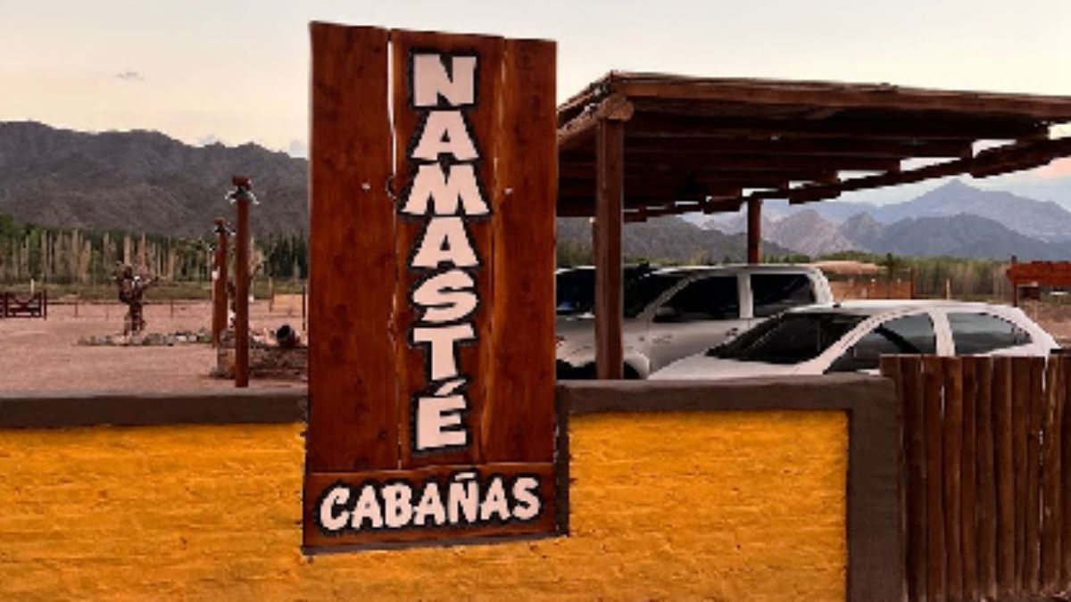 Un gran incendio tuvo inicio a la madrugada de este domingo en el complejo de cabañas Namaste de Uspallata y destruyó tres cabañas.