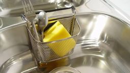 Trucos caseros: cómo desinfectar la esponja de la cocina según los expertos de la limpieza