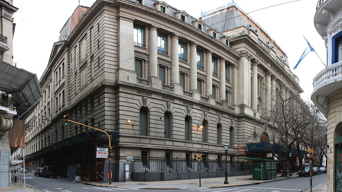 El Colegio Nacional de Buenos Aires es un colegio preuniversitario público de CABA.