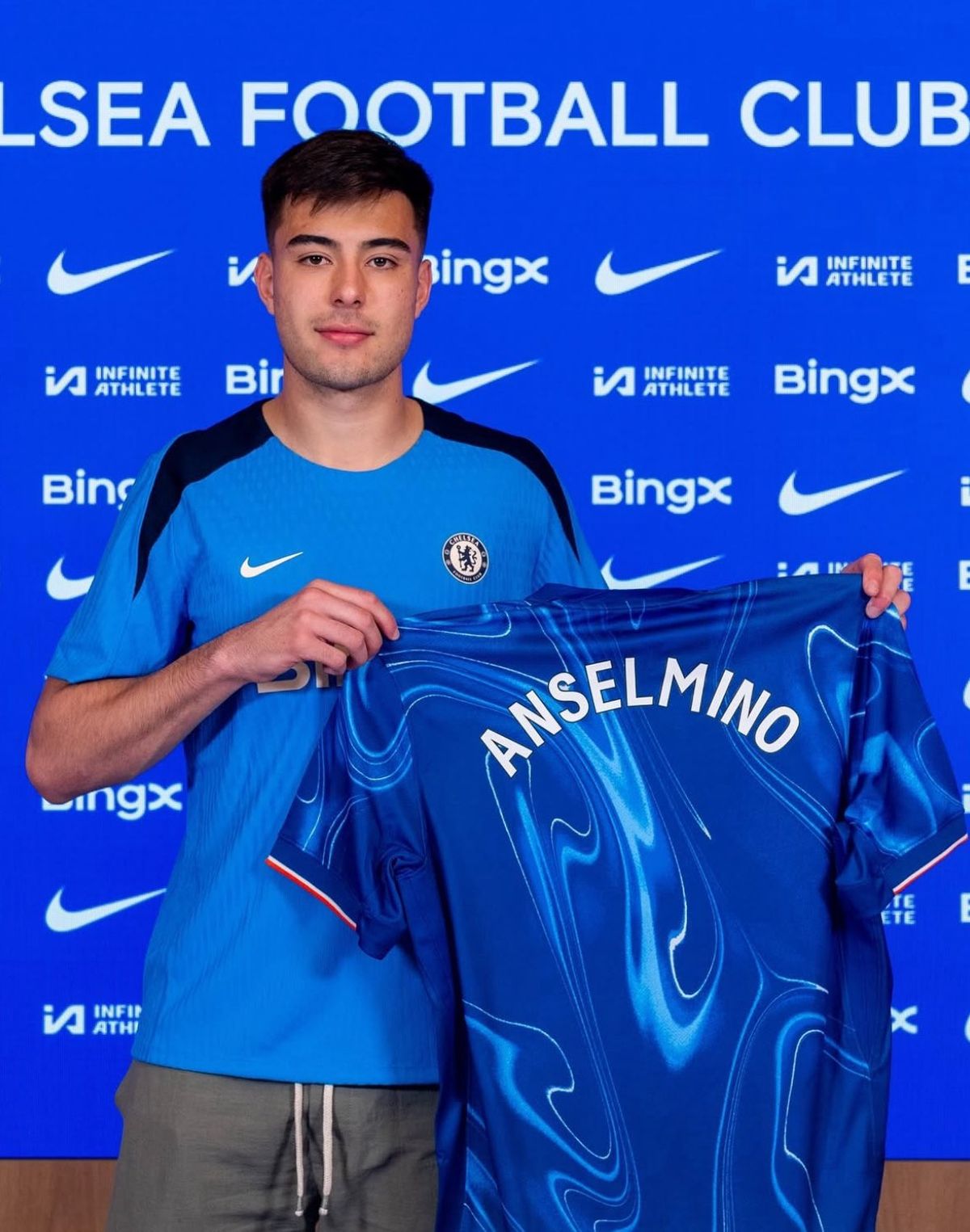Aaron Anselmino regresa al Chelsea.