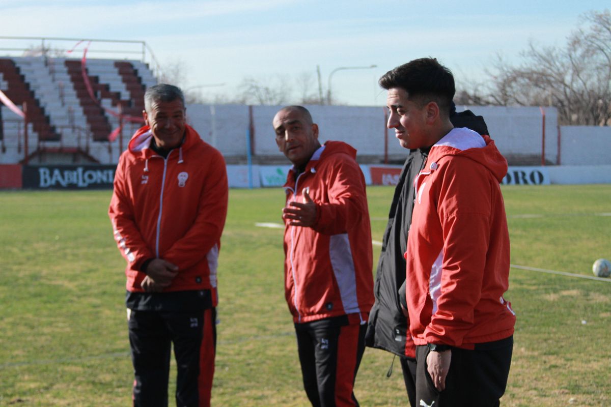Alejandro De La Riba y Osvaldo Gullace preparan el equipo para jugar ante Estudiantes en San Luis.
