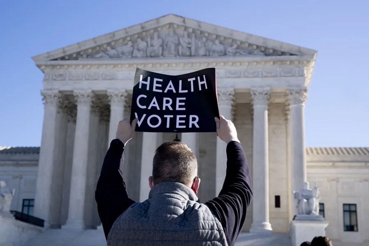 Simpatizantes de la Ley de Cuidado de la Salud Asequible (ACA) se manifiestan frente a la Corte Suprema de Estados Unidos (Archivo). Crédito: EFE/EPA/Michael Reynolds.