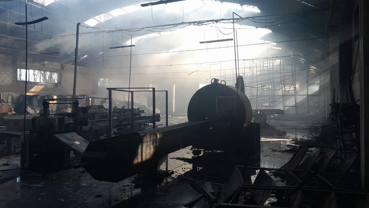 Un incendio consumió por completo dos galpones de Junín que funcionaban como fábrica y depósito de papel higiénico y brilla pisos.