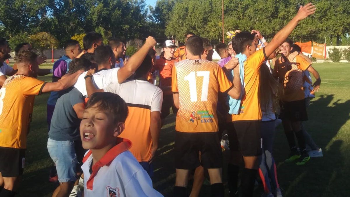 Centro Deportivo Rivadavia ganó la final y ascendió a Primera. (Fotos: Gentileza Soy del Este).