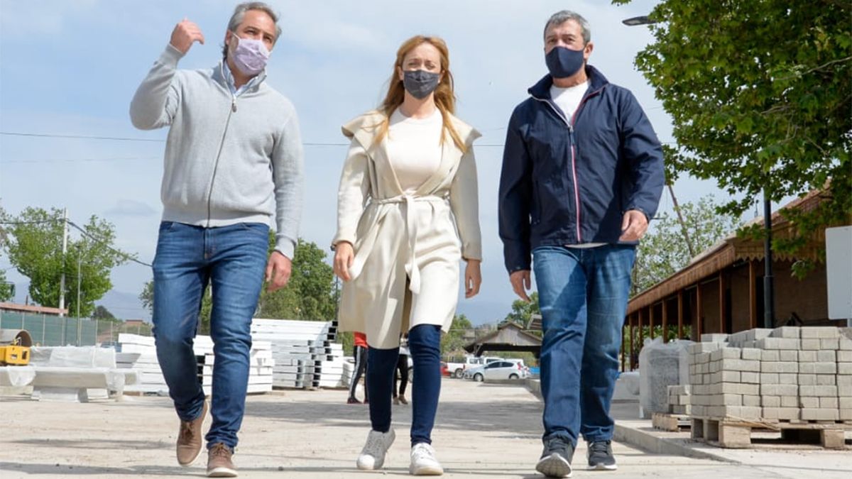 Elecciones 2021: el intendente Matías Stevanato junto a Anabel Fernández Sagasti y Adolfo Bermejo en la obra de remodelación de la “Nueva Estación Metrotranvía”.