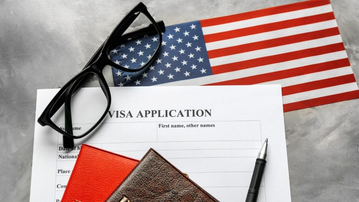 Obtener la visa conlleva un largo trámite. Obtener la visa conlleva un largo trámite.