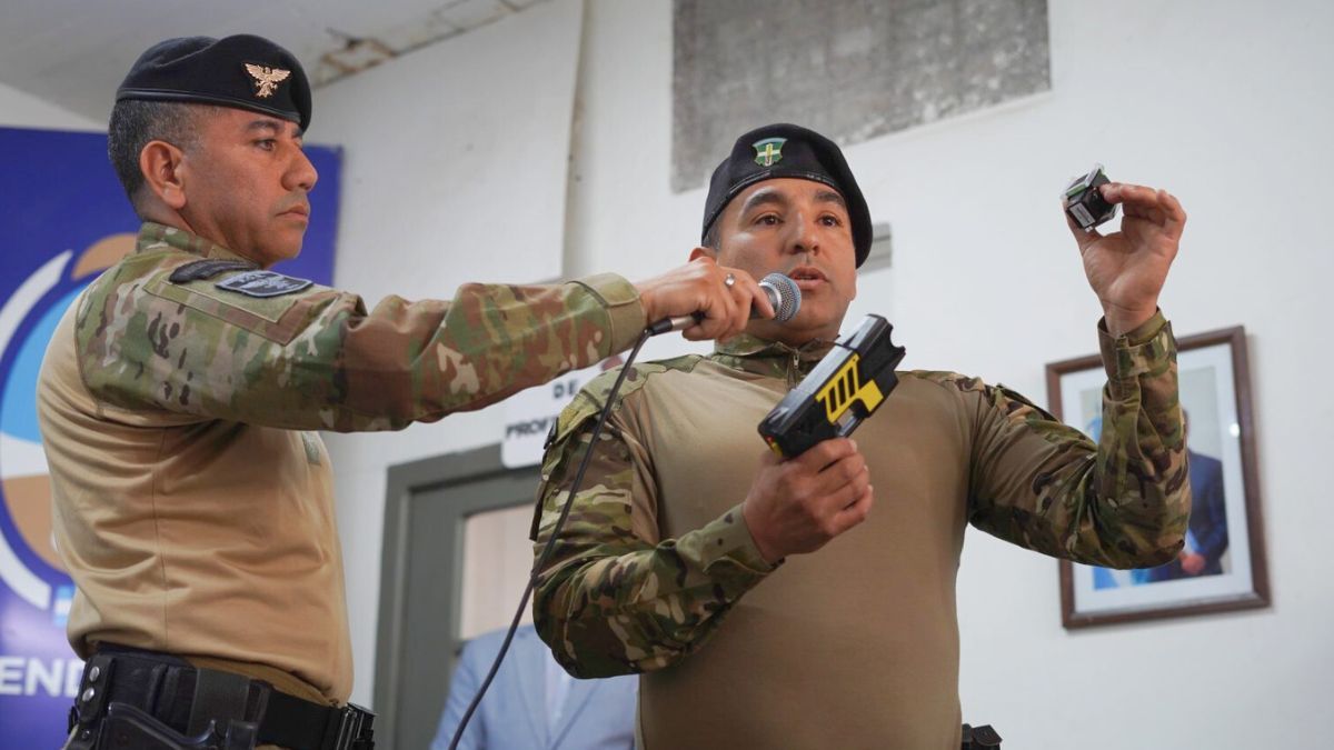 Personal del Centro de Adiestramiento Policial (Catacpol) capacitó a preventores en el uso de pistolas Taser.