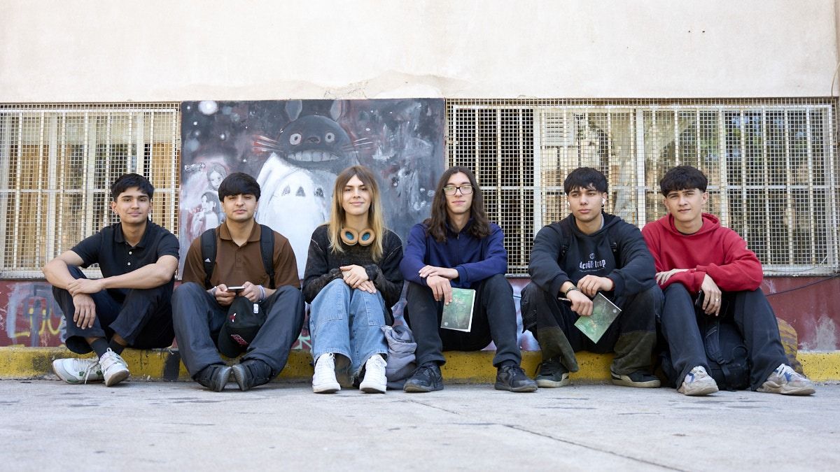 A la salida de la escuela Adolfo Pérez Esquivel, Oliverio posa junto a su grupo de compañeros más cercano que lo apoya en sus aventuras literarias. A la salida de la escuela Adolfo Pérez Esquivel, Oliverio posa junto a su grupo de compañeros más cercano que lo apoya en sus aventuras literarias.