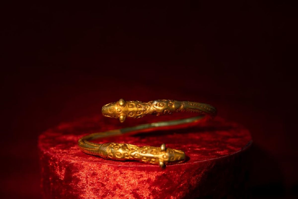 Descubrimiento de un tesoro increíble emociona a la arqueología: pesa más de un cuarto kilo de oro
