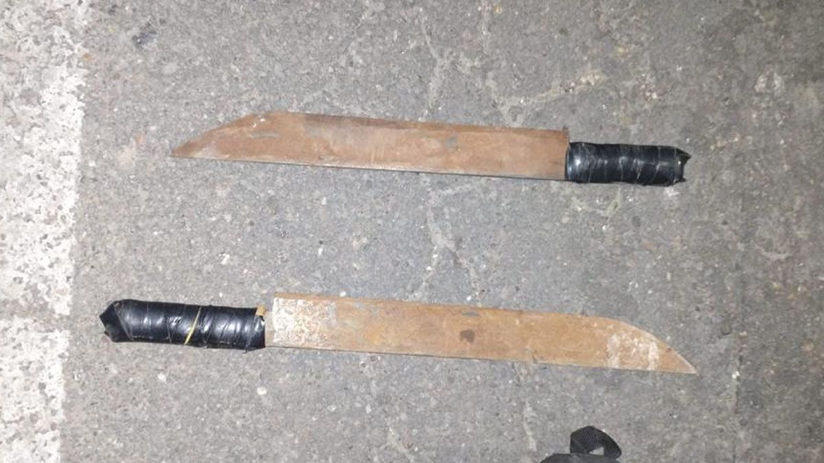 La Policía secuestró 15 chuzas luego de requisar un micro que llegaba al estadio Malvinas Argentinas con hinchas del Tomba. La Policía secuestró 15 chuzas luego de requisar un micro que llegaba al estadio Malvinas Argentinas con hinchas del Tomba.