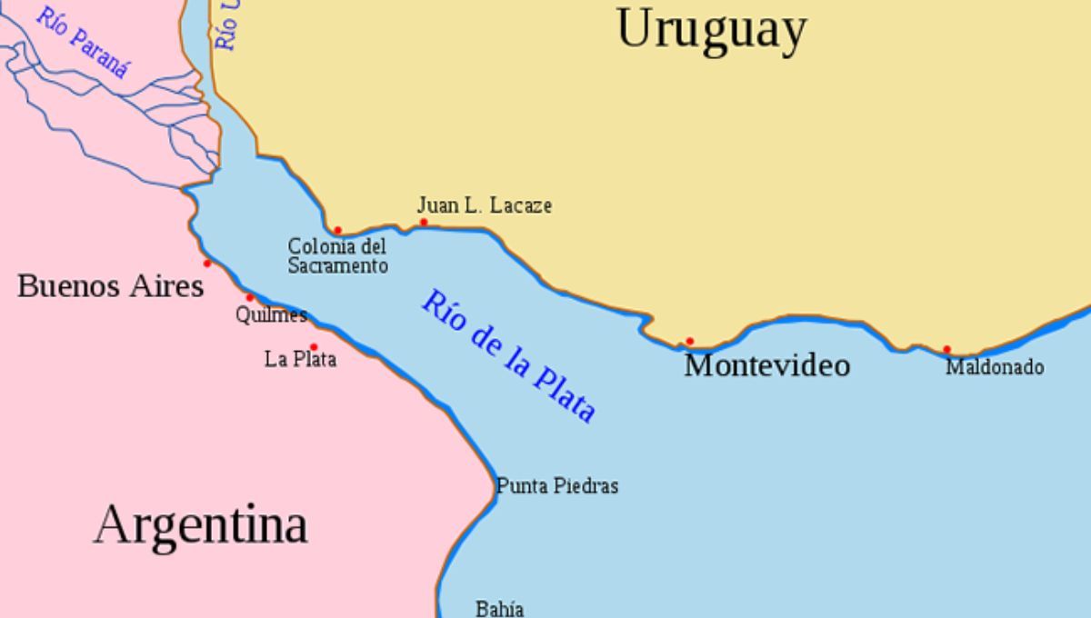 El ancho del Río de la Plata varía según la zona, con distancias de 7,5 kilómetros en el lugar más angosto y de hasta 220 kilómetros en la región de la desembocadura. Fuente, viaje a Uruguay El ancho del Río de la Plata varía según la zona, con distancias de 7,5 kilómetros en el lugar más angosto y de hasta 220 kilómetros en la región de la desembocadura. Fuente, viaje a Uruguay