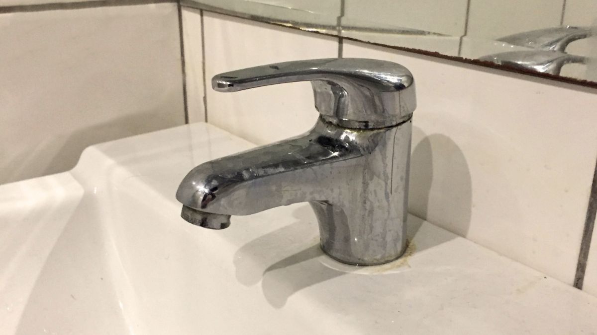 Cómo eliminar las manchas amarillas que bordean la grifería del lavatorio del baño